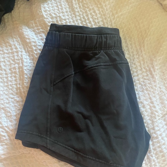 lululemon Black innner glow  Shorts - Picture 1 of 4